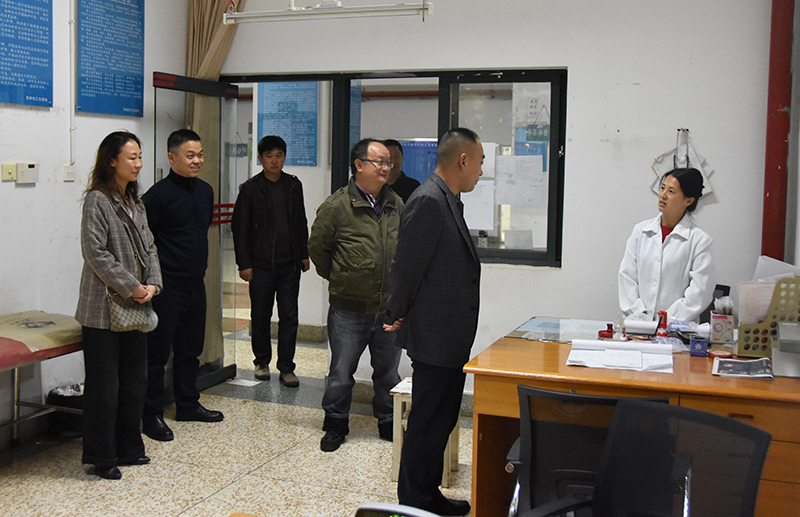 郭华副校长夜间值班巡查校园安全工作