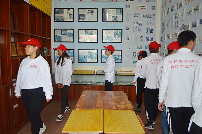城建学院师生到雷锋希望小学开展大手拉小手活动