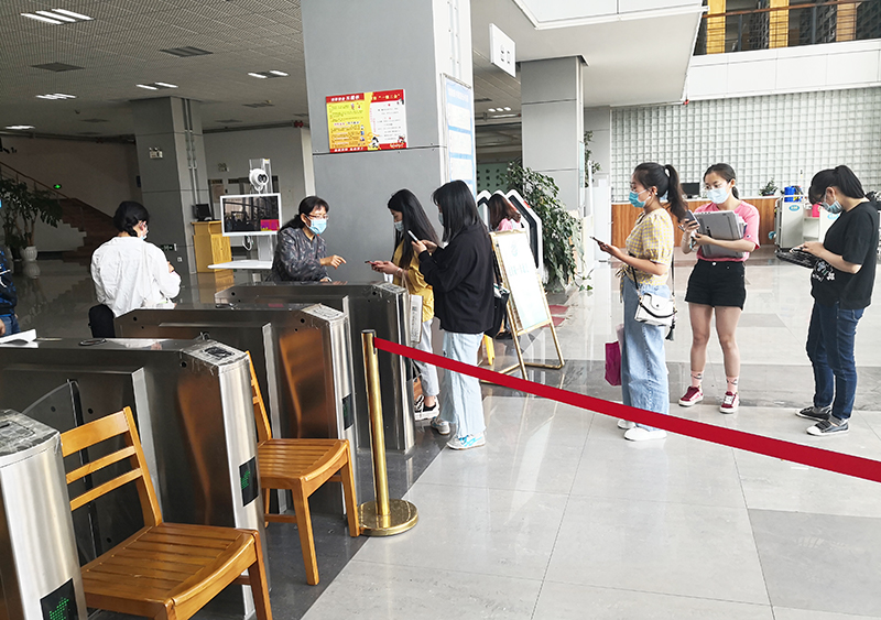【昆院战“疫”】图书馆迎来返校后首批读者