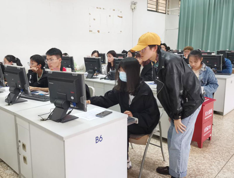 化学化工学院成功举办“技风行动”计算机交流课