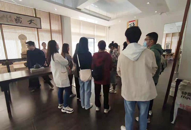 人文学院广播电视学师生到中新社云南分社调研交流
