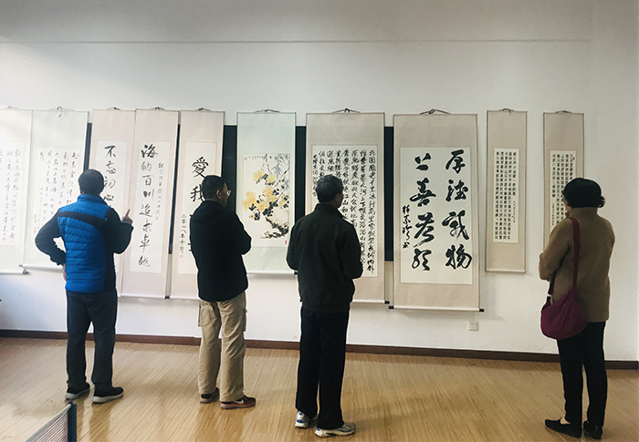 学校举办离退休职工庆祝改革开放四十周年书画展