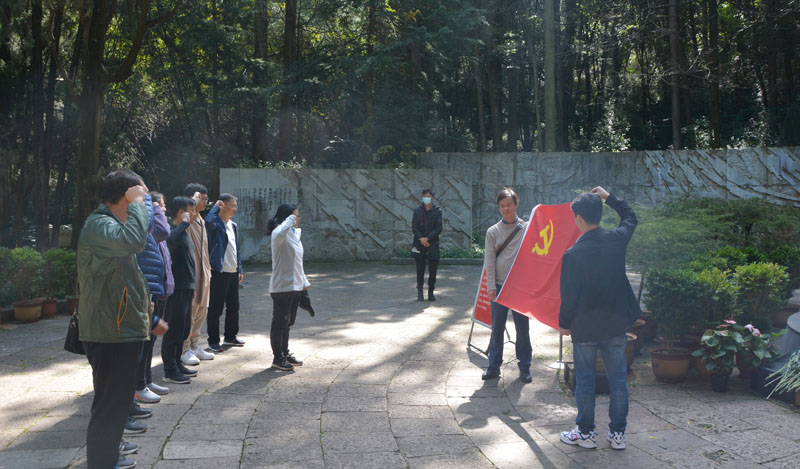 物理科学与技术学院开展“铭记历史，缅怀先烈”西山行活动