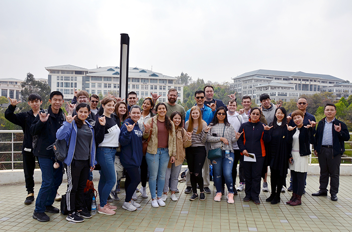 对外经济贸易大学驻美国德克萨斯大学孔子学院师生一行到访我校