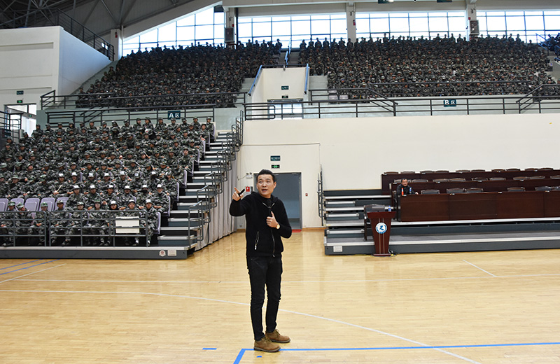 学校开展2019级新生消防安全培训及应急疏散演练