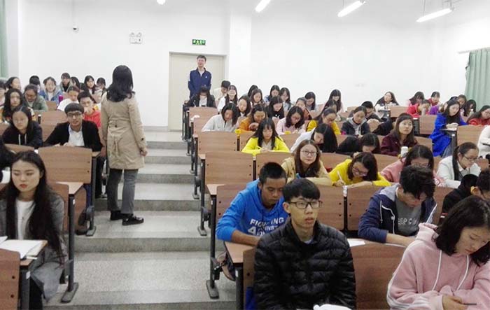 经济学院国贸学生第二党支部书记冉萍为入党积极分子讲党课