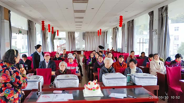 离退休党支部组织主题诗词朗诵会并开展祝寿活动